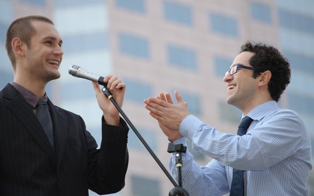 Tips To Gain More Confidence While Speaking In Front Of Many People