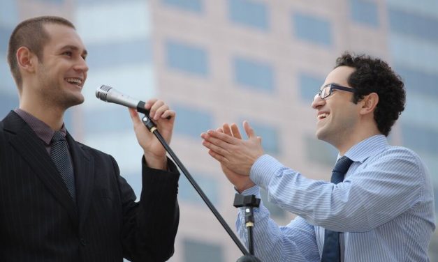 Tips To Gain More Confidence While Speaking In Front Of Many People